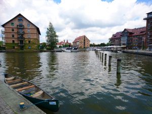 Auf dem Bild befindet sich unter anderem ein Kanu das im Stadthafen von Neustrelitz im Wasser liegt.