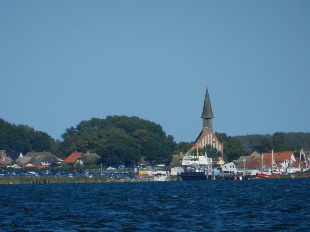 Auf dem Bild befindet sich unter anderem die Kirche und der Hafen von Schaprode auf Rügen.
